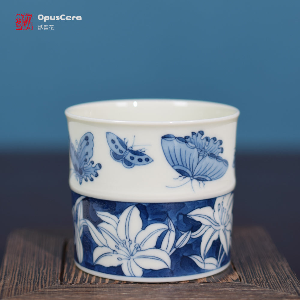 White & Cobalt Butterfly Brushstroke Cup（白地钴蓝蝶绘杯）